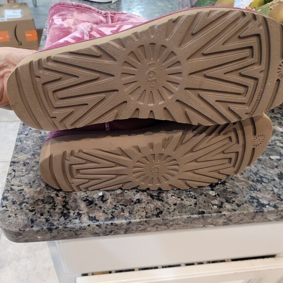 UGG**Velvet Bougainvillea Boots** Size 9 - Picture 4 of 15